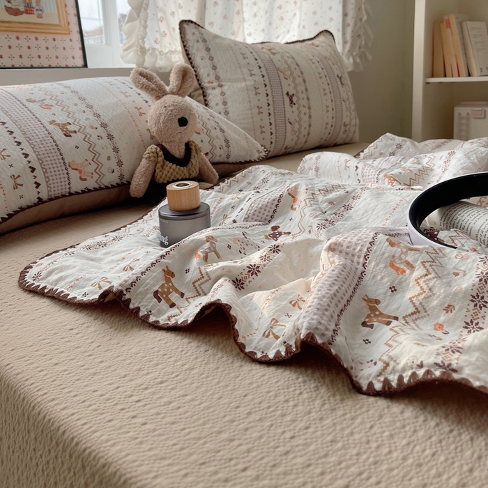 91家纺网 家纺一手货源 找家纺 梵希雅 2026新款三角针泡芙纱夏被四件套-实拍图 栗色木马纹