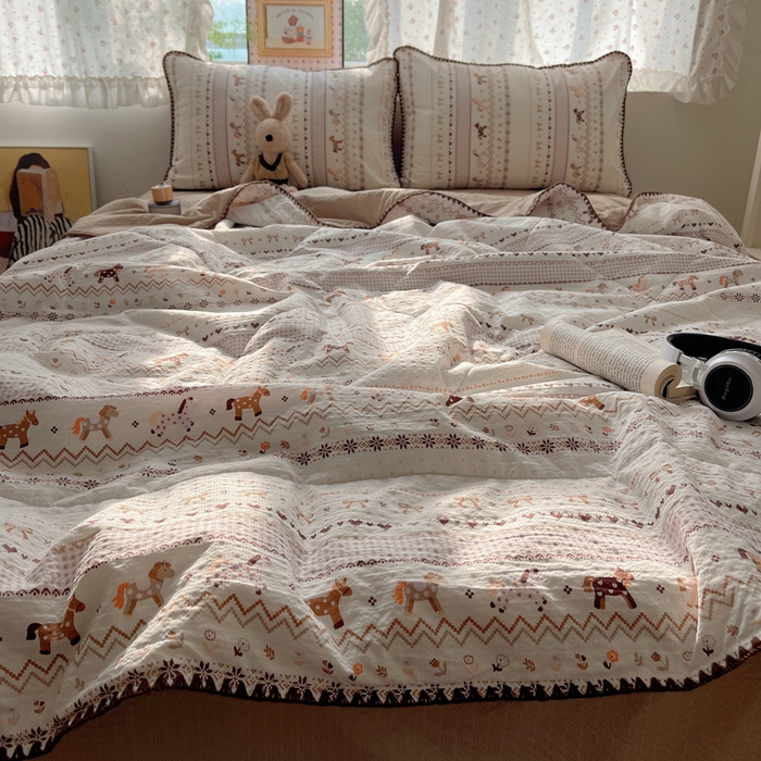 91家纺网 家纺一手货源 找家纺 梵希雅 2026新款三角针泡芙纱夏被四件套-实拍图 栗色木马纹