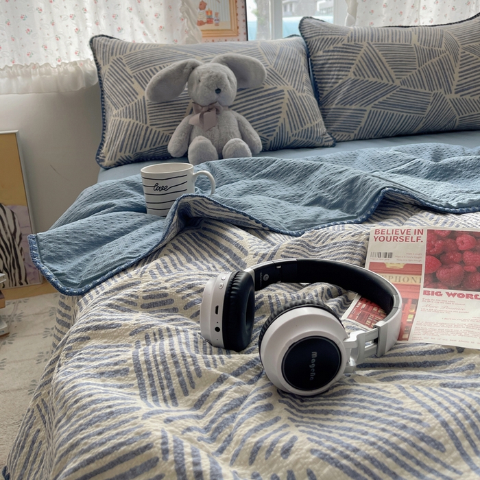 91家纺网 家纺一手货源 找家纺 梵希雅 2026新款三角针泡芙纱夏被四件套-实拍图 浅川纹