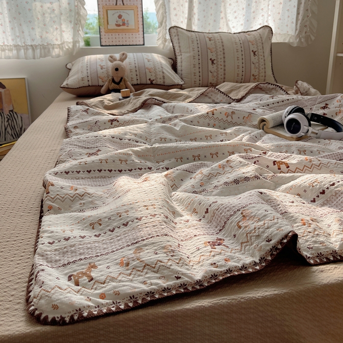 91家纺网 家纺一手货源 找家纺 梵希雅 2026新款三角针泡芙纱夏被四件套-实拍图 栗色木马纹