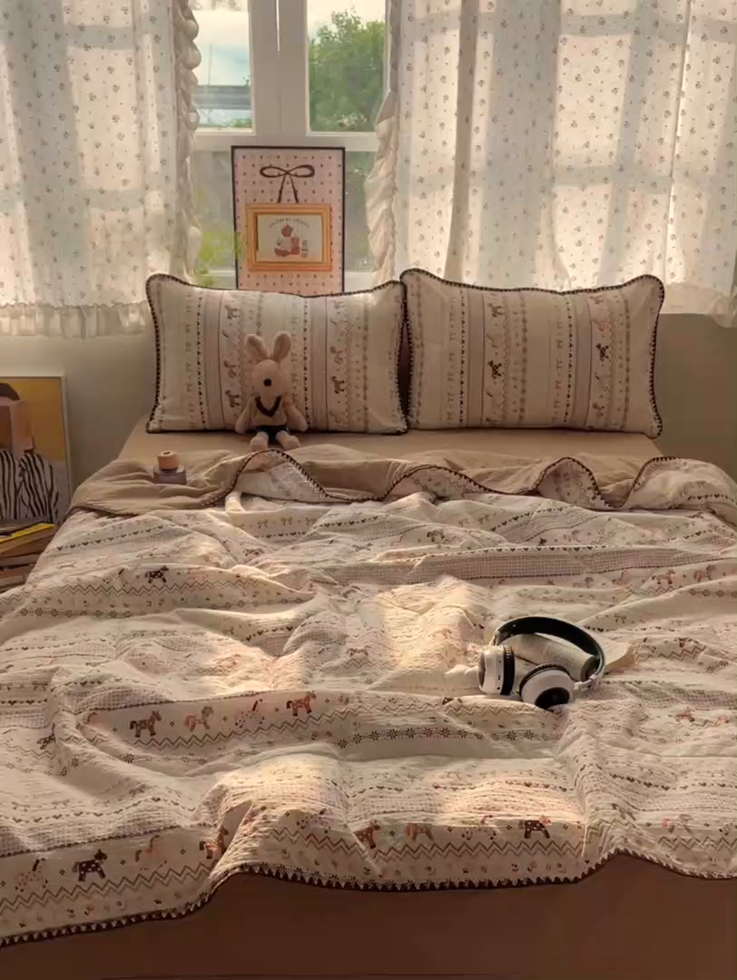 91家纺网 家纺一手货源 找家纺 梵希雅 2026新款三角针泡芙纱夏被四件套-实拍图 栗色木马纹