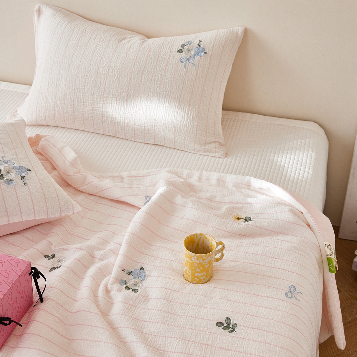 91家纺网 家纺一手货源 找家纺 沐珩家纺 2026新款40s双层皱皱纱绣花夏被泡芙纱系列 皱皱纱-粉条小花