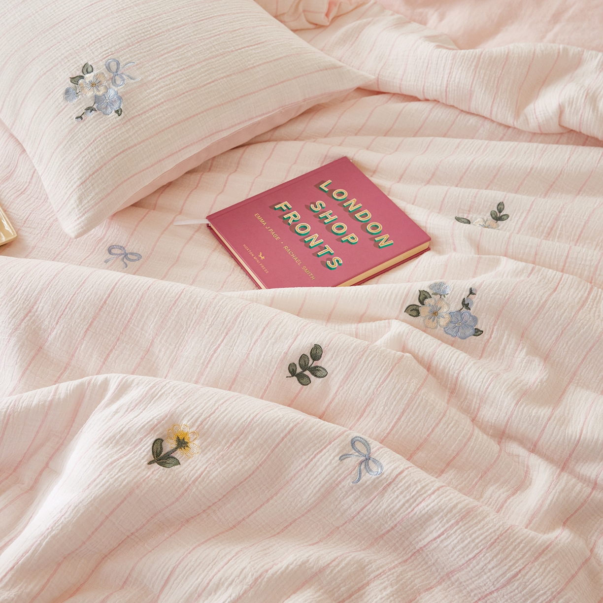 91家纺网 家纺一手货源 找家纺 沐珩家纺 2026新款40s双层皱皱纱绣花夏被泡芙纱系列 皱皱纱-粉条小花