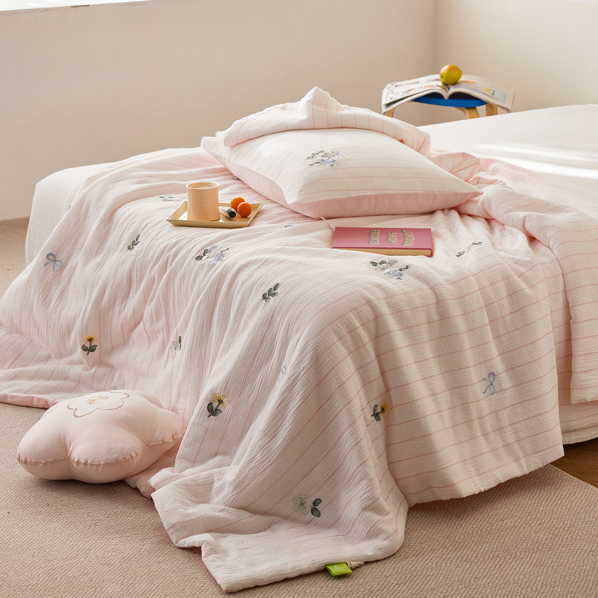 91家纺网 家纺一手货源 找家纺 沐珩家纺 2026新款40s双层皱皱纱绣花夏被泡芙纱系列 皱皱纱-粉条小花