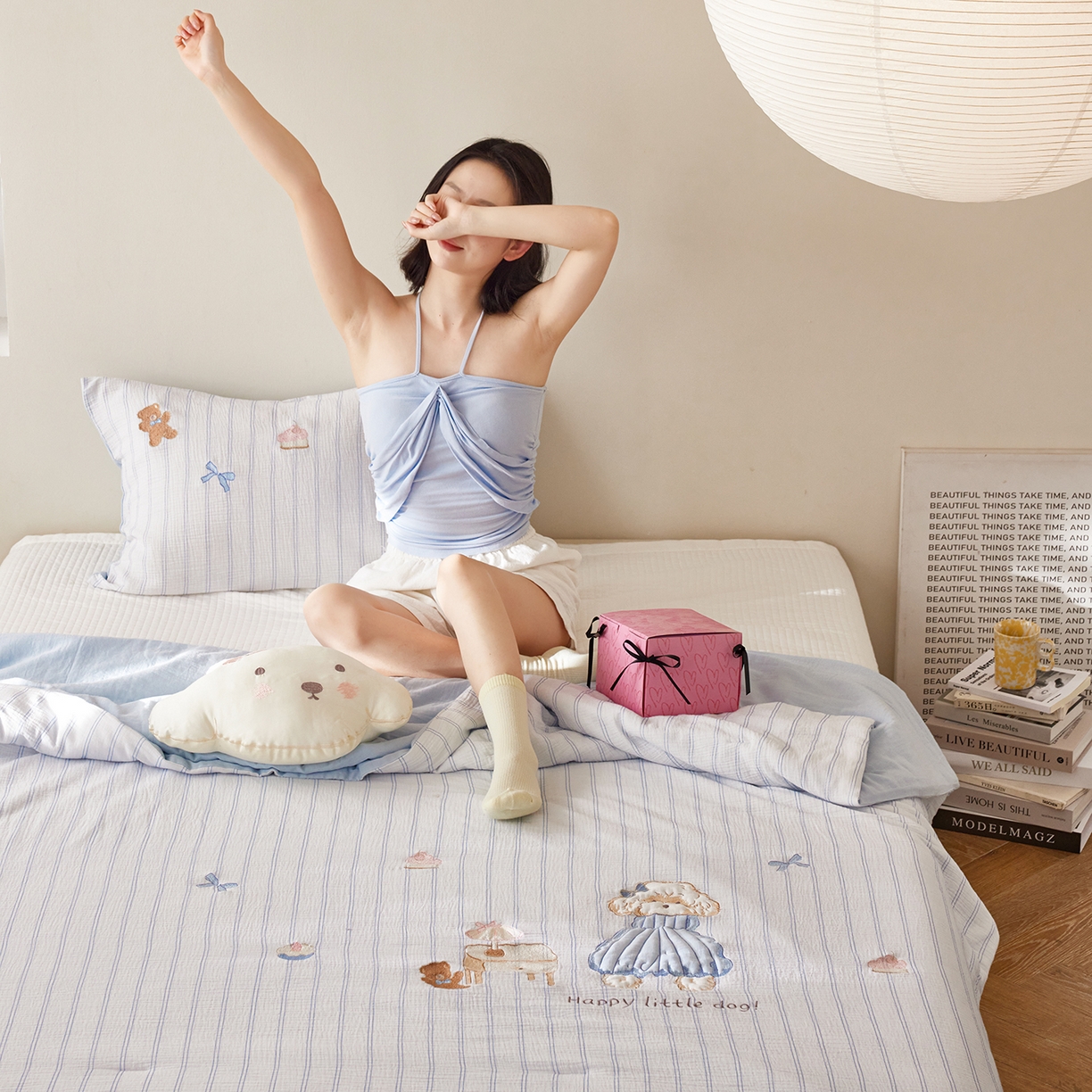 91家纺网 家纺一手货源 找家纺 沐珩家纺 2026新款40s双层皱皱纱绣花夏被泡芙纱系列 皱皱纱-蓝裙小卷