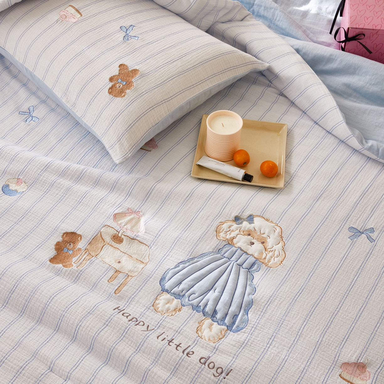 91家纺网 家纺一手货源 找家纺 沐珩家纺 2026新款40s双层皱皱纱绣花夏被泡芙纱系列 皱皱纱-蓝裙小卷