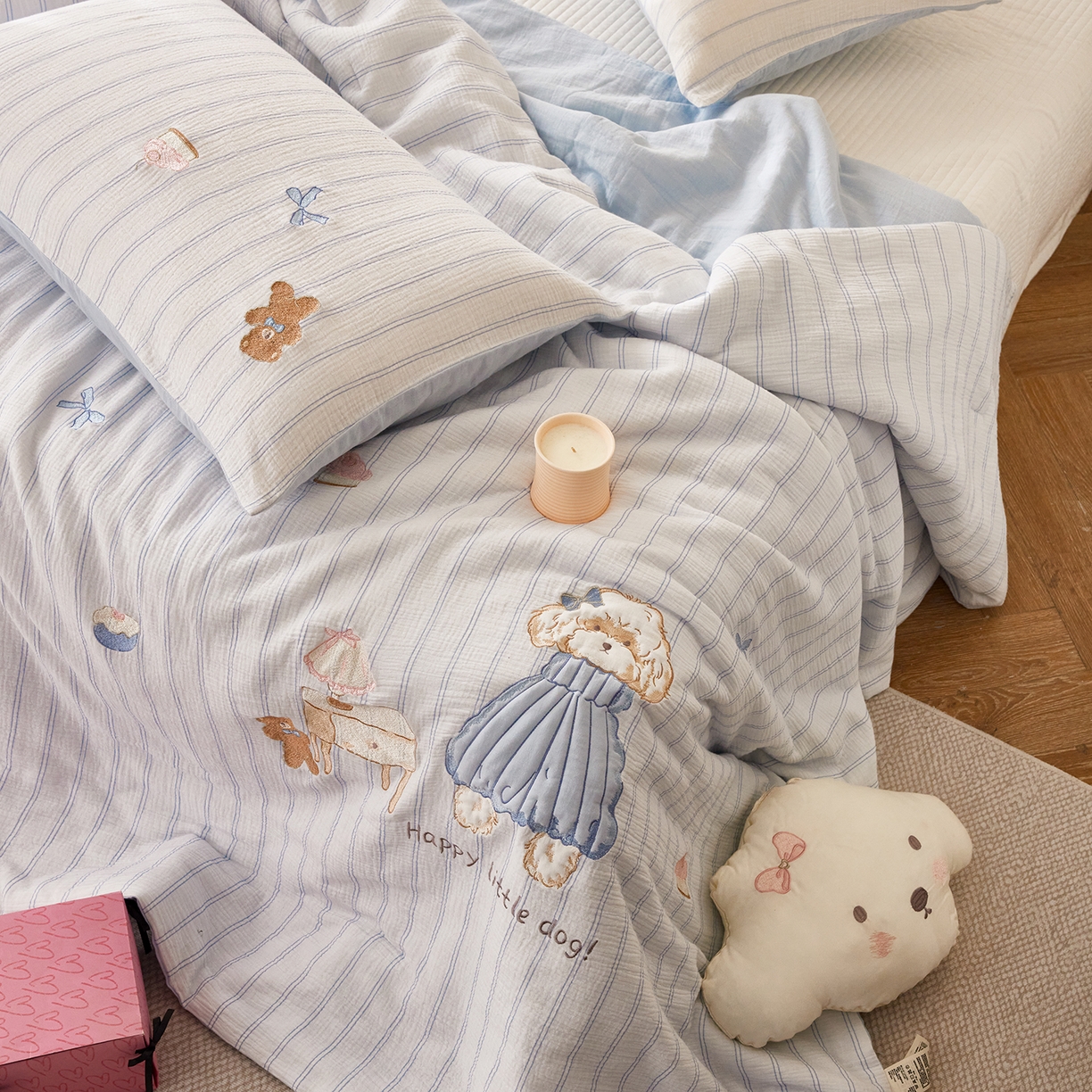 91家纺网 家纺一手货源 找家纺 沐珩家纺 2026新款40s双层皱皱纱绣花夏被泡芙纱系列 皱皱纱-蓝裙小卷