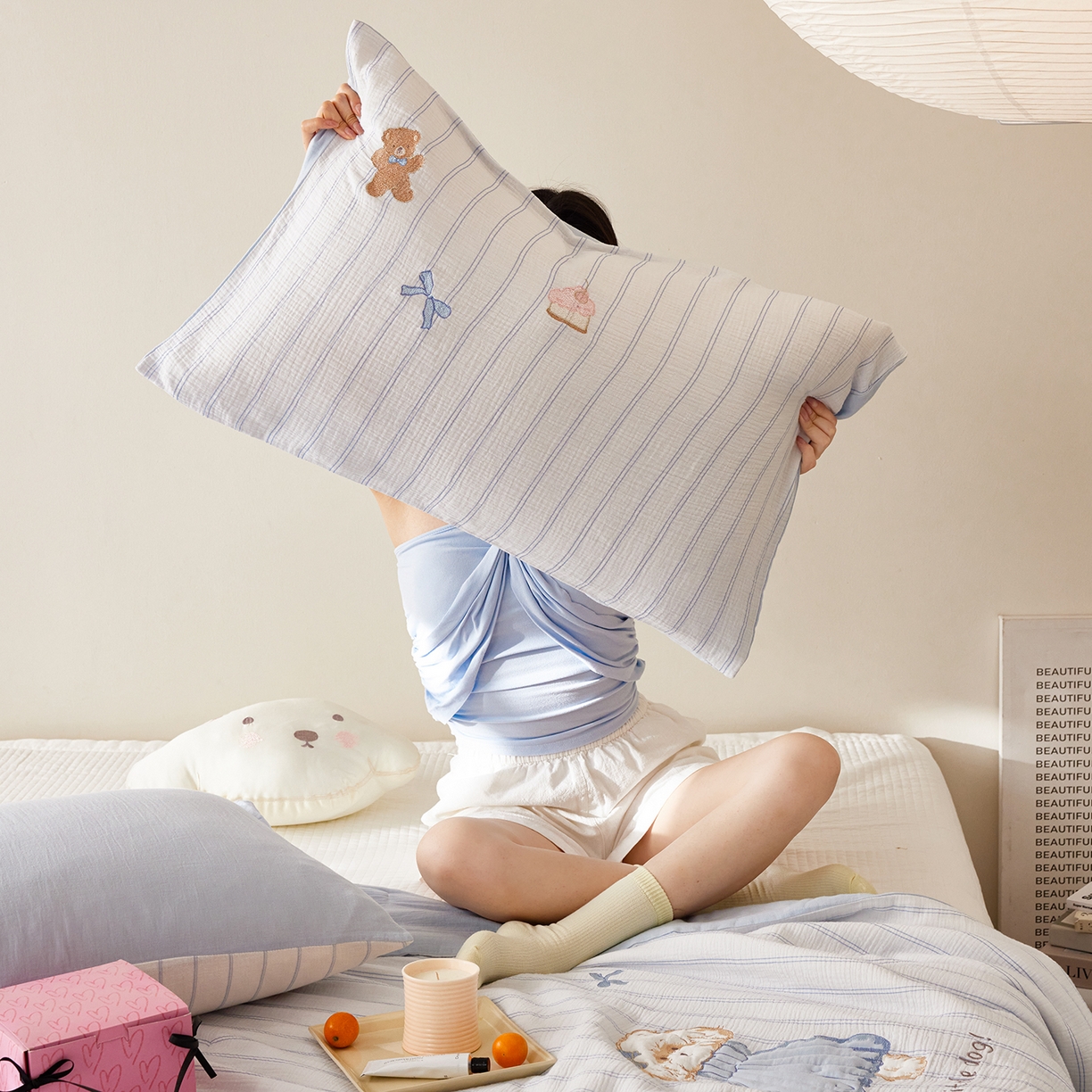 91家纺网 家纺一手货源 找家纺 沐珩家纺 2026新款40s双层皱皱纱绣花夏被泡芙纱系列 皱皱纱-蓝裙小卷