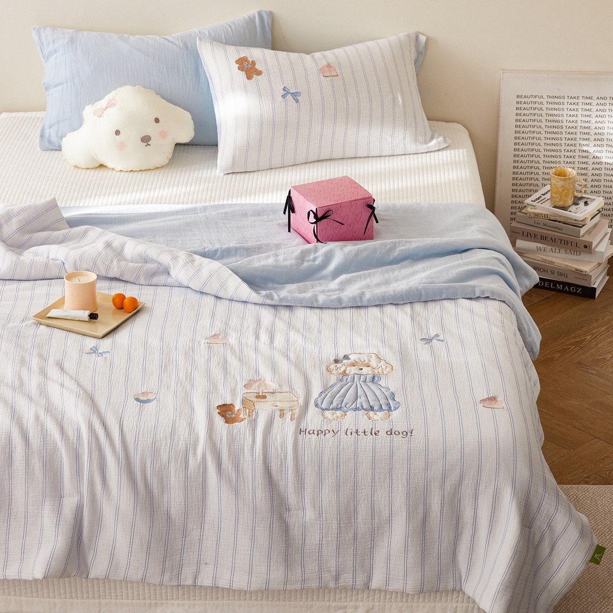 91家纺网 家纺一手货源 找家纺 沐珩家纺 2026新款40s双层皱皱纱绣花夏被泡芙纱系列 皱皱纱-蓝裙小卷