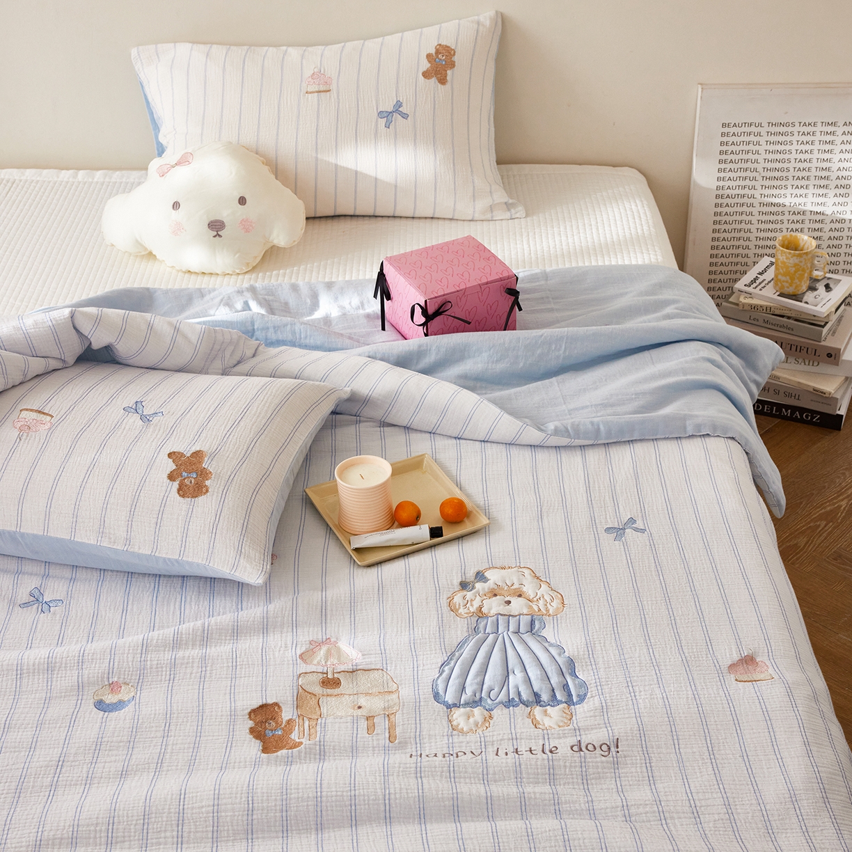 91家纺网 家纺一手货源 找家纺 沐珩家纺 2026新款40s双层皱皱纱绣花夏被泡芙纱系列 皱皱纱-蓝裙小卷