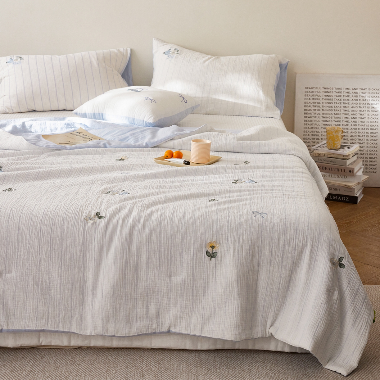 91家纺网 家纺一手货源 找家纺 沐珩家纺 2026新款40s双层皱皱纱绣花夏被泡芙纱系列 皱皱纱-蓝条小花