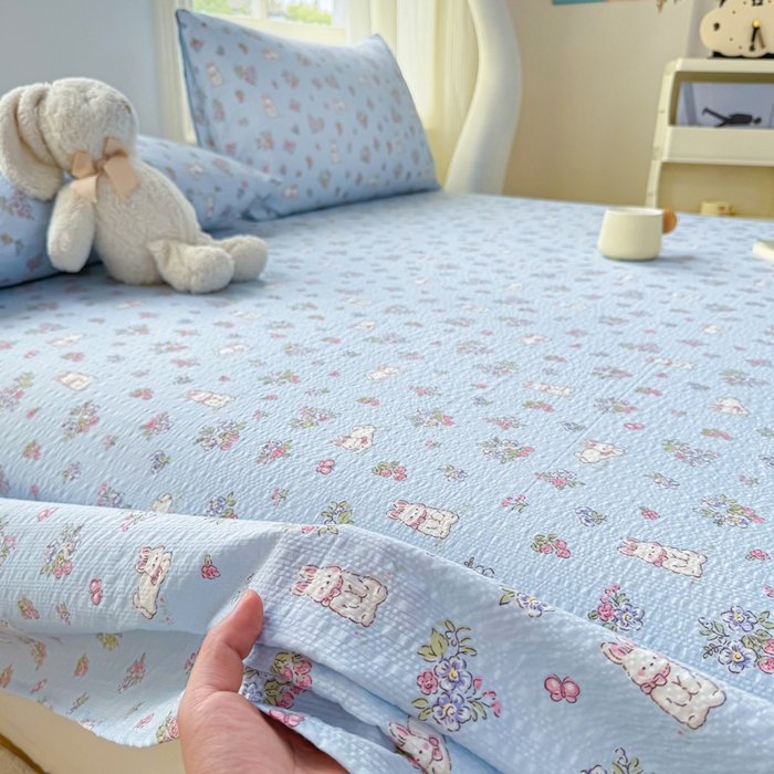 91家纺网 家纺一手货源 找家纺 梵朴 2026新款A类泡芙纱云感邹邹纱双层纱单床单 花丛小兔