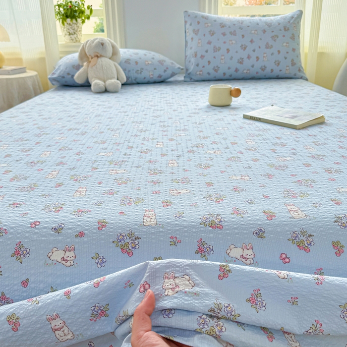 91家纺网 家纺一手货源 找家纺 梵朴 2026新款A类泡芙纱云感邹邹纱双层纱单床单 花丛小兔