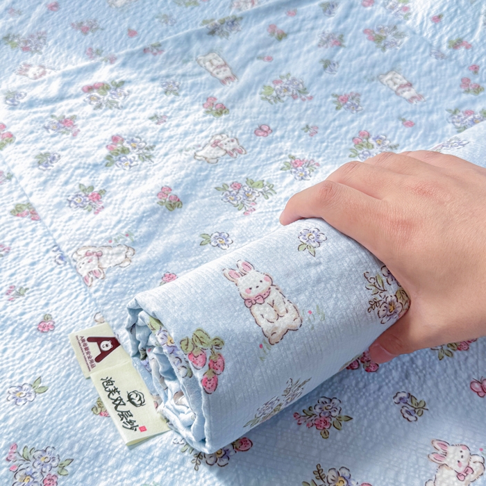 91家纺网 家纺一手货源 找家纺 梵朴 2026新款A类泡芙纱云感邹邹纱双层纱单床单 花丛小兔