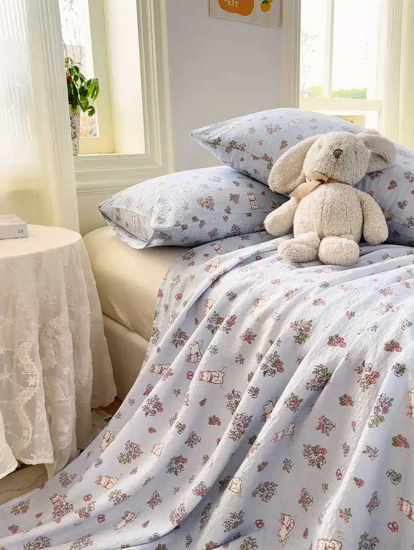 91家纺网 家纺一手货源 找家纺 梵朴 2026新款A类泡芙纱云感邹邹纱双层纱单床单 花丛小兔