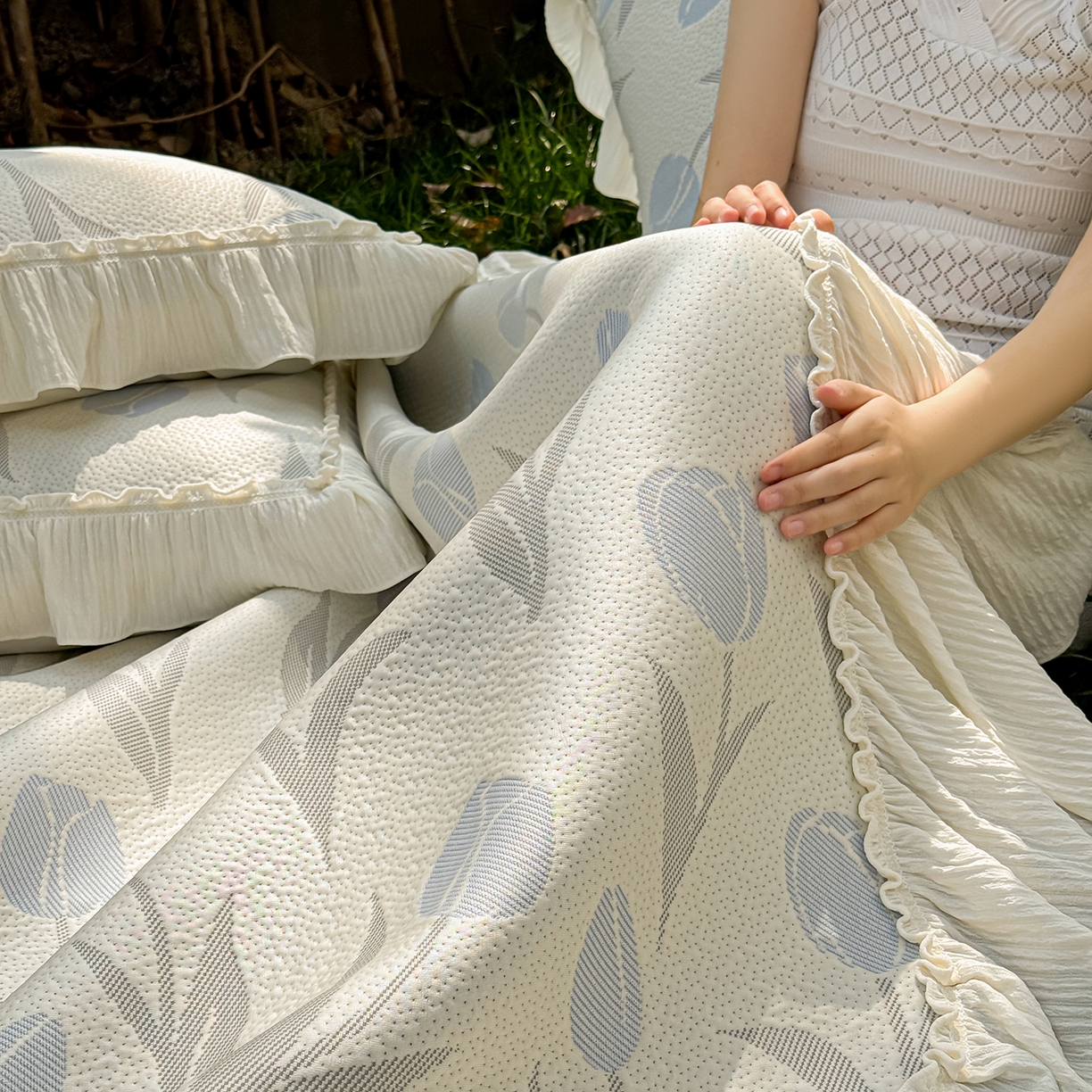 91家纺网 家纺一手货源 找家纺 乐朵家居 2026新款 奶芙 郁金香 弧度款 凉豆豆 凉席三件套 -蓝