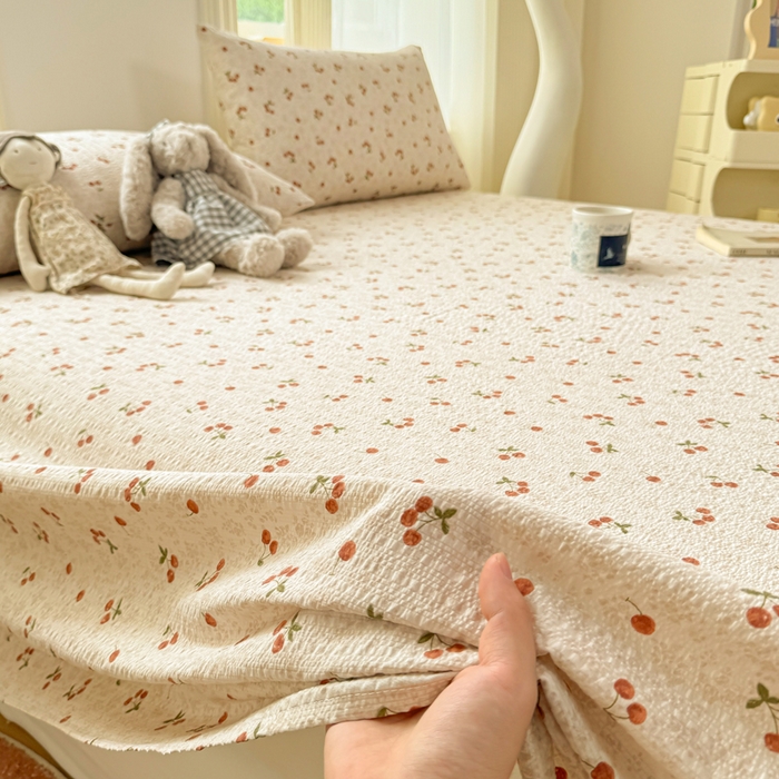 91家纺网 家纺一手货源 找家纺 梵朴 2026新款A类泡芙纱云感邹邹纱双层纱单床单 酒渍樱桃