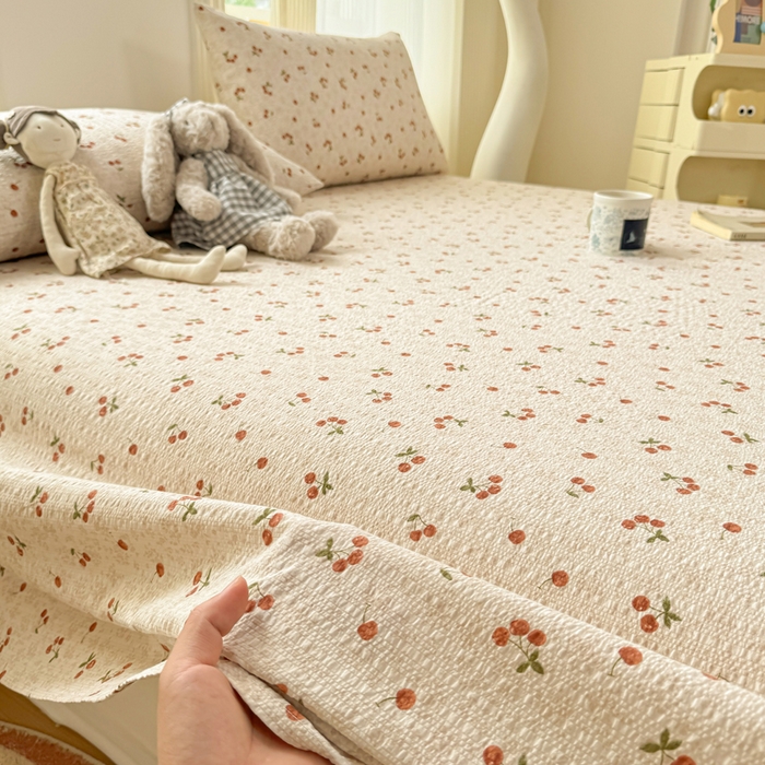 91家纺网 家纺一手货源 找家纺 梵朴 2026新款A类泡芙纱云感邹邹纱双层纱单床单 酒渍樱桃