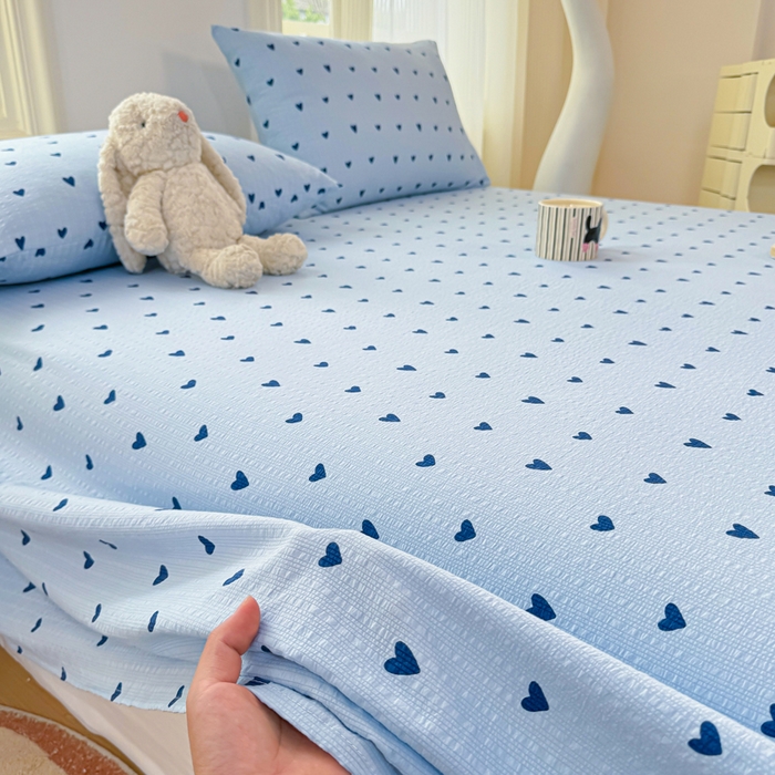 91家纺网 家纺一手货源 找家纺 梵朴 2026新款A类泡芙纱云感邹邹纱双层纱单床单 蓝调爱心
