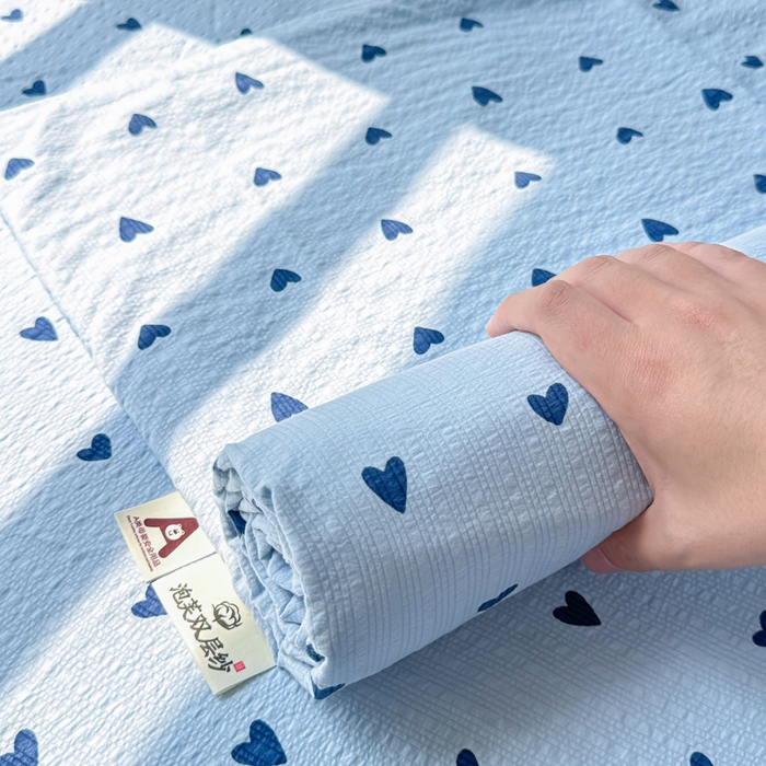 91家纺网 家纺一手货源 找家纺 梵朴 2026新款A类泡芙纱云感邹邹纱双层纱单床单 蓝调爱心