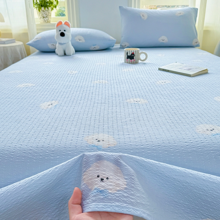 91家纺网 家纺一手货源 找家纺 梵朴 2026新款A类泡芙纱云感邹邹纱双层纱单床单 蓝色领结狗