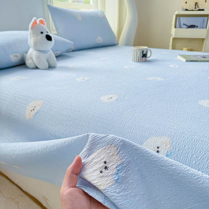 91家纺网 家纺一手货源 找家纺 梵朴 2026新款A类泡芙纱云感邹邹纱双层纱单床单 蓝色领结狗