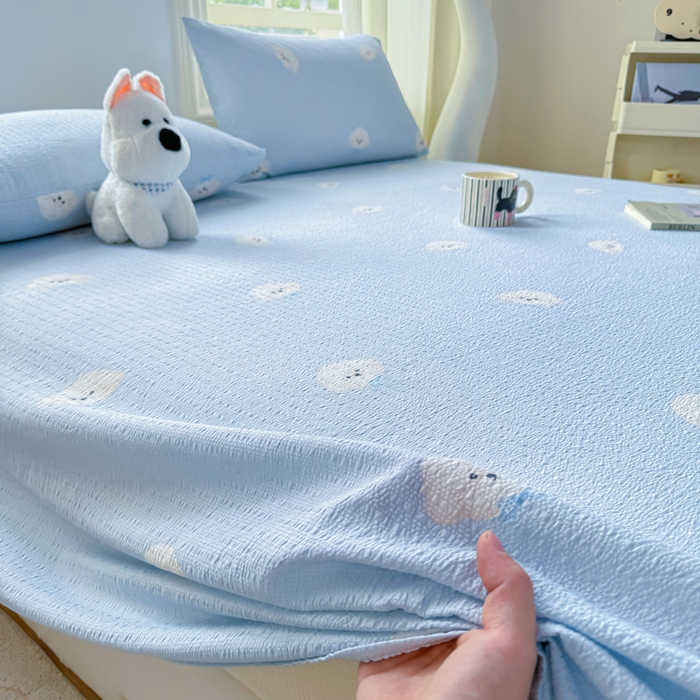 91家纺网 家纺一手货源 找家纺 梵朴 2026新款A类泡芙纱云感邹邹纱双层纱单床单 蓝色领结狗