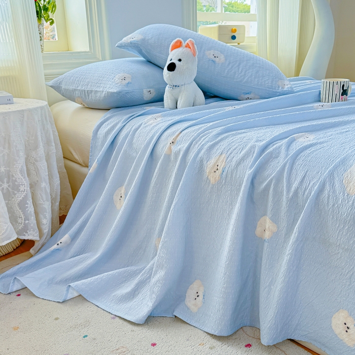 91家纺网 家纺一手货源 找家纺 梵朴 2026新款A类泡芙纱云感邹邹纱双层纱单床单 蓝色领结狗