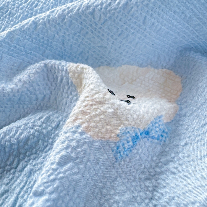 91家纺网 家纺一手货源 找家纺 梵朴 2026新款A类泡芙纱云感邹邹纱双层纱单床单 蓝色领结狗