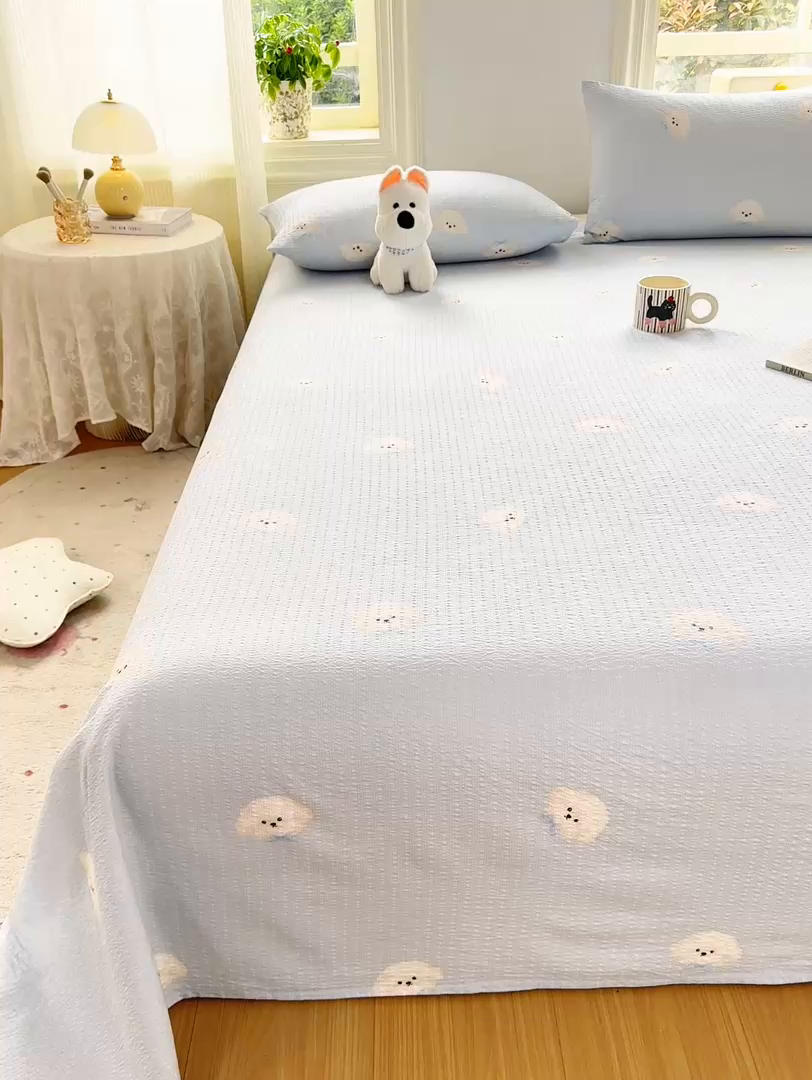 91家纺网 家纺一手货源 找家纺 梵朴 2026新款A类泡芙纱云感邹邹纱双层纱单床单 蓝色领结狗