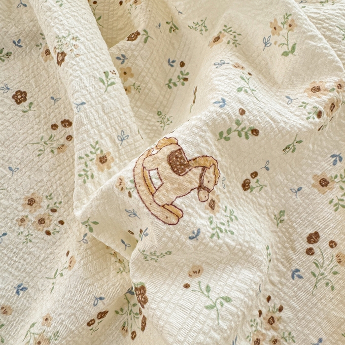 91家纺网 家纺一手货源 找家纺 梵朴 2026新款A类泡芙纱云感邹邹纱双层纱单床单 木马小花