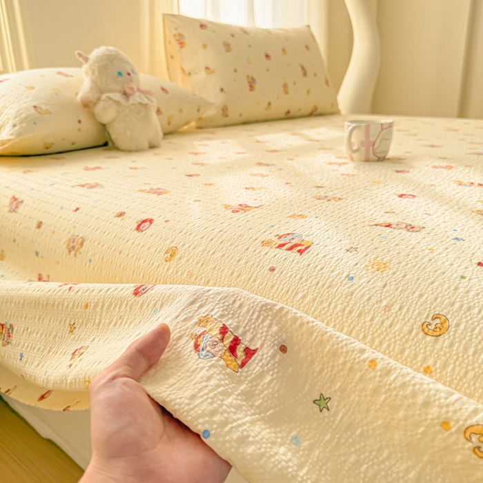 91家纺网 家纺一手货源 找家纺 梵朴 2026新款A类泡芙纱云感邹邹纱双层纱单床单 星星玩偶黄