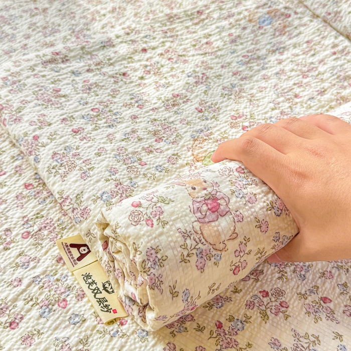 91家纺网 家纺一手货源 找家纺 梵朴 2026新款A类泡芙纱云感邹邹纱双层纱单床单 紫花兔