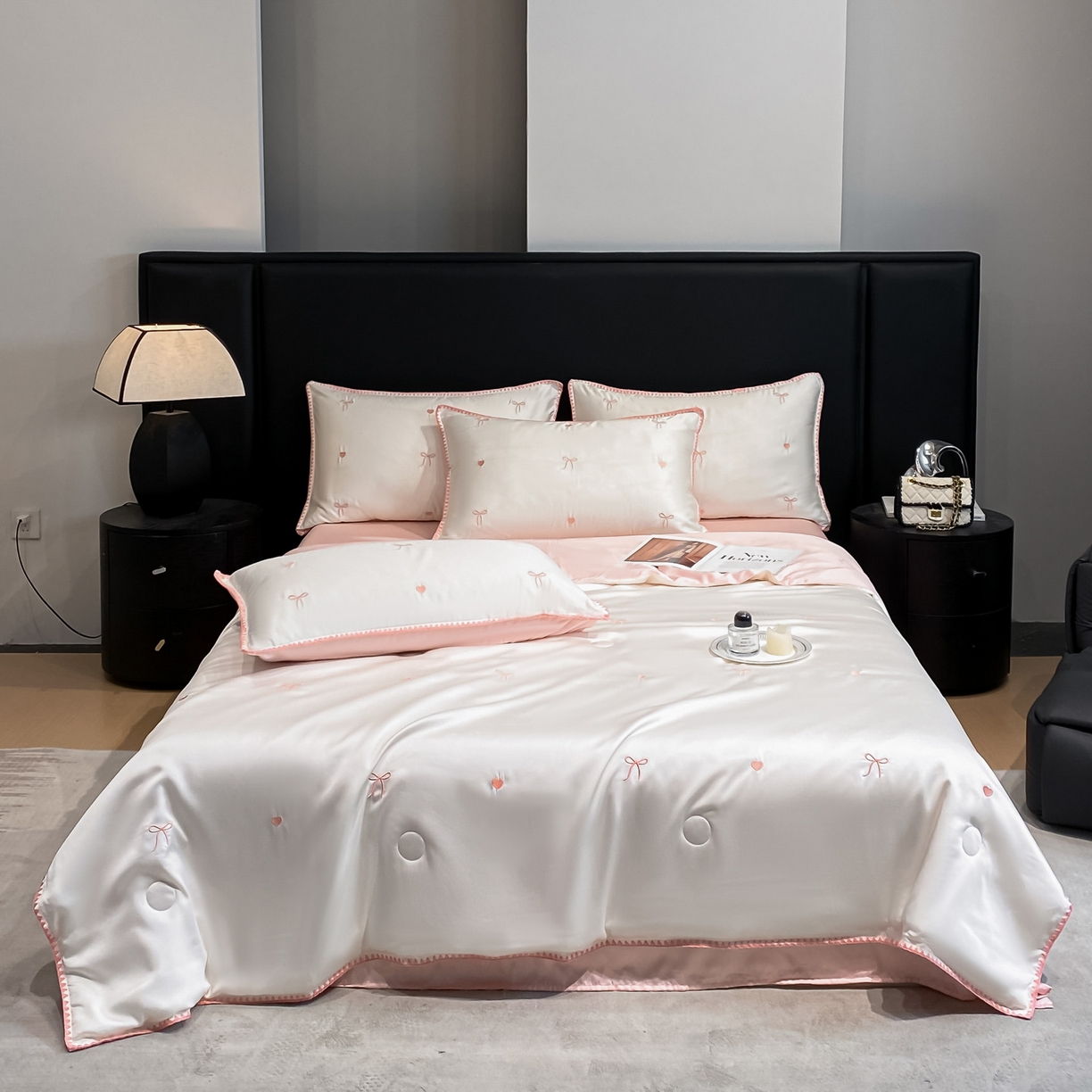 91家纺网 家纺一手货源 找家纺 如一 2026新款水洗冰丝刺绣三角针工艺夏被四件套 爱心结-白粉