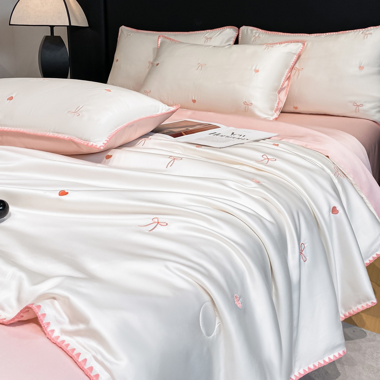 91家纺网 家纺一手货源 找家纺 如一 2026新款水洗冰丝刺绣三角针工艺夏被四件套 爱心结-白粉