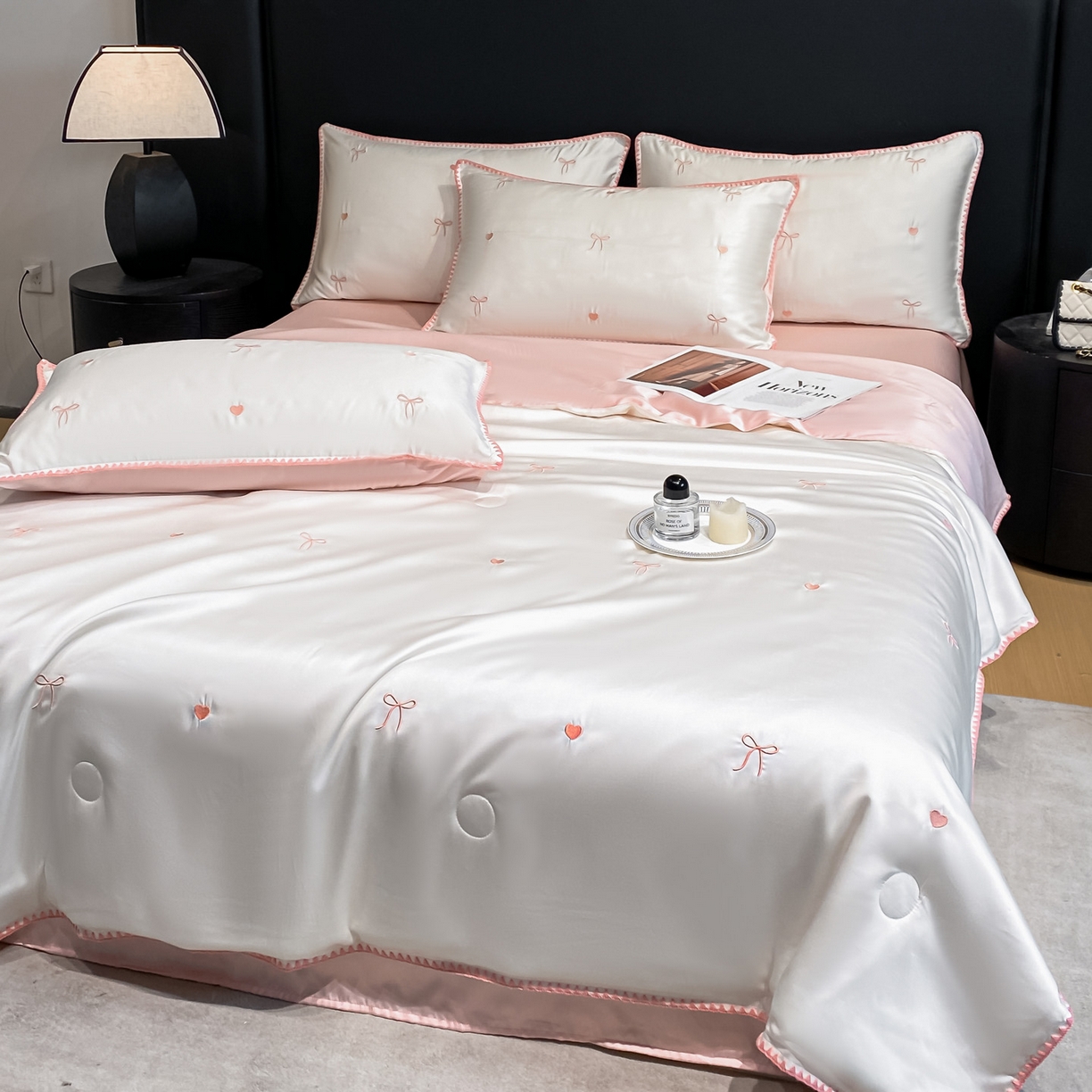 91家纺网 家纺一手货源 找家纺 如一 2026新款水洗冰丝刺绣三角针工艺夏被四件套 爱心结-白粉