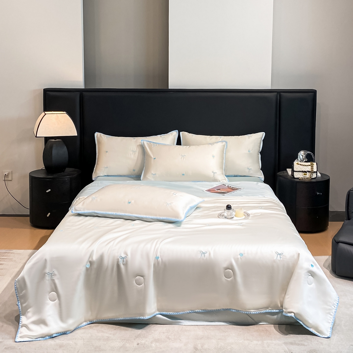 91家纺网 家纺一手货源 找家纺 如一 2026新款水洗冰丝刺绣三角针工艺夏被四件套 爱心结-白蓝