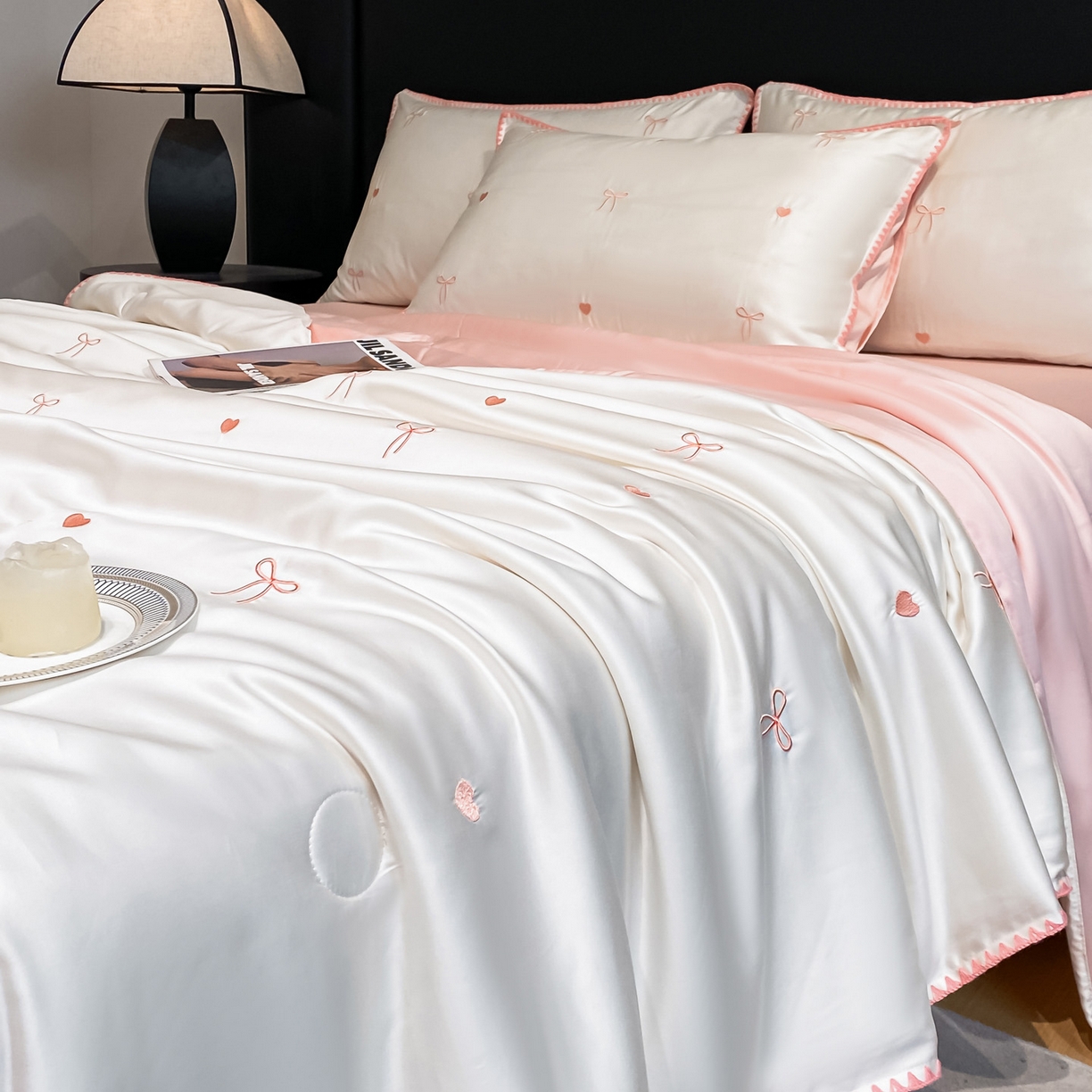 91家纺网 家纺一手货源 找家纺 如一 2026新款水洗冰丝刺绣三角针工艺夏被四件套 爱心结-白粉