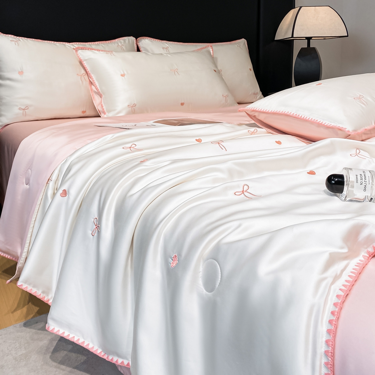 91家纺网 家纺一手货源 找家纺 如一 2026新款水洗冰丝刺绣三角针工艺夏被四件套 爱心结-白粉