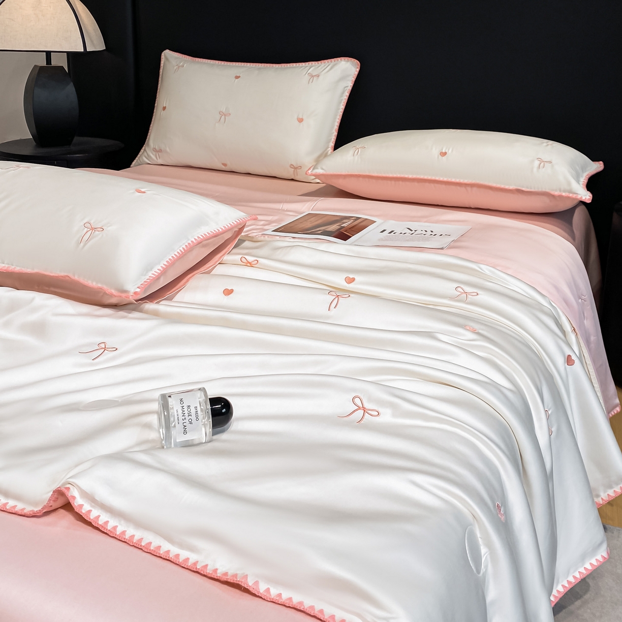 91家纺网 家纺一手货源 找家纺 如一 2026新款水洗冰丝刺绣三角针工艺夏被四件套 爱心结-白粉