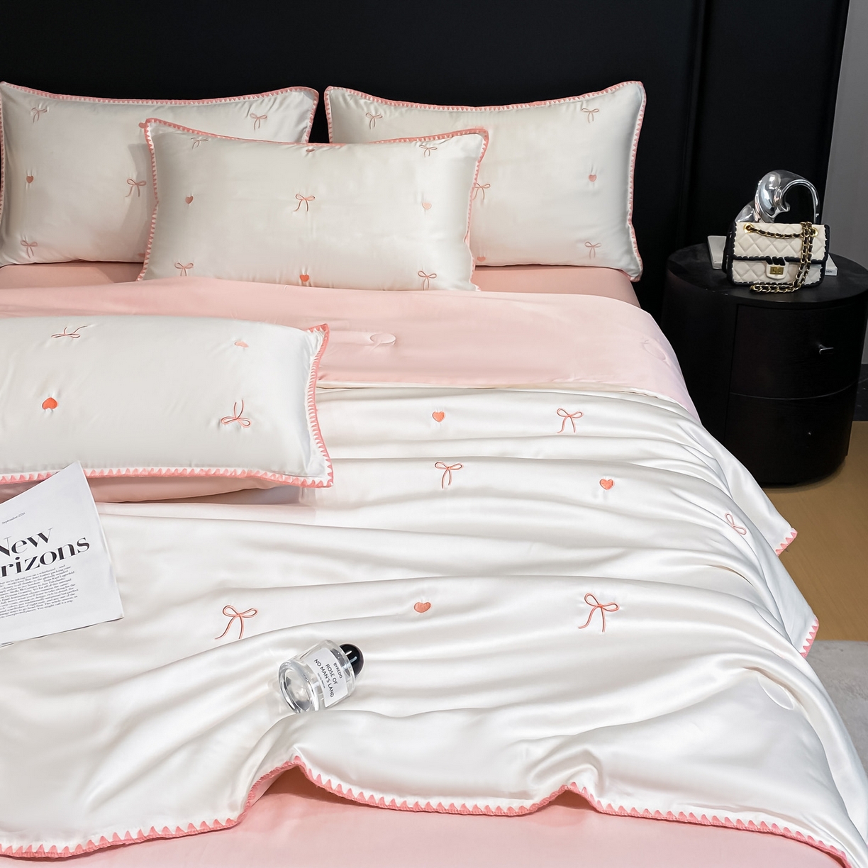 91家纺网 家纺一手货源 找家纺 如一 2026新款水洗冰丝刺绣三角针工艺夏被四件套 爱心结-白粉