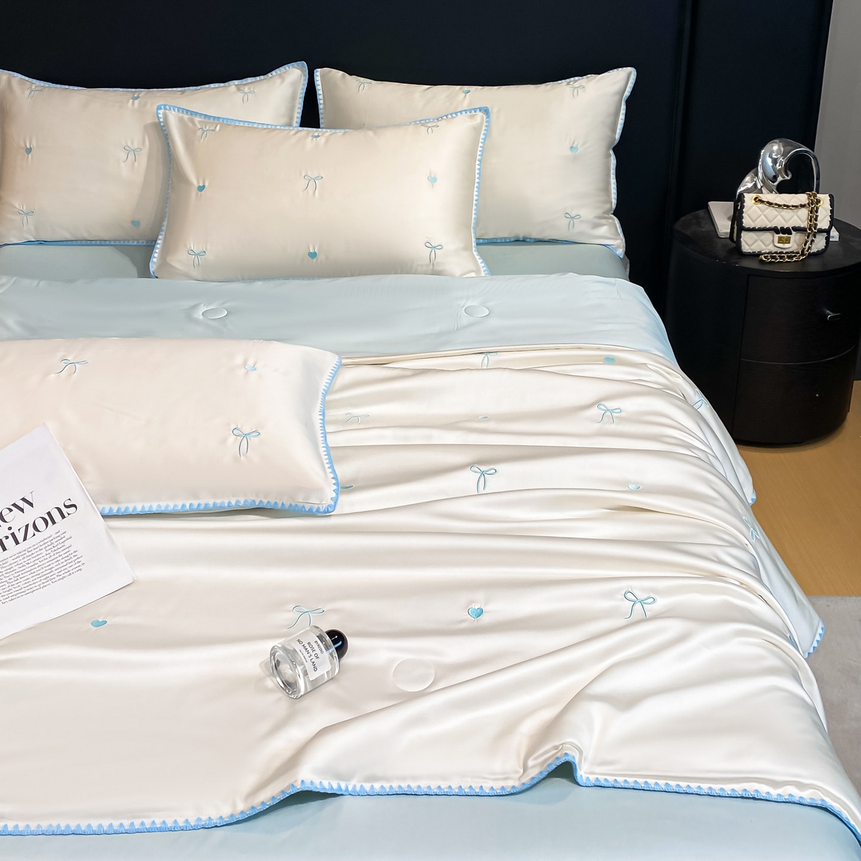 91家纺网 家纺一手货源 找家纺 如一 2026新款水洗冰丝刺绣三角针工艺夏被四件套 爱心结-白蓝