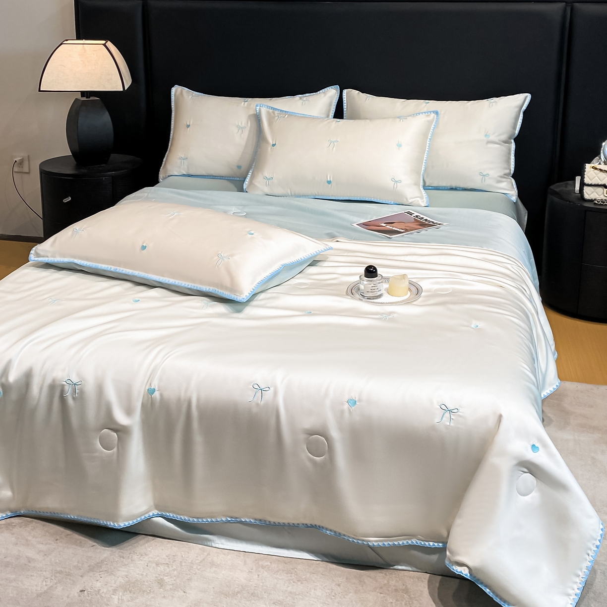 91家纺网 家纺一手货源 找家纺 如一 2026新款水洗冰丝刺绣三角针工艺夏被四件套 爱心结-白蓝