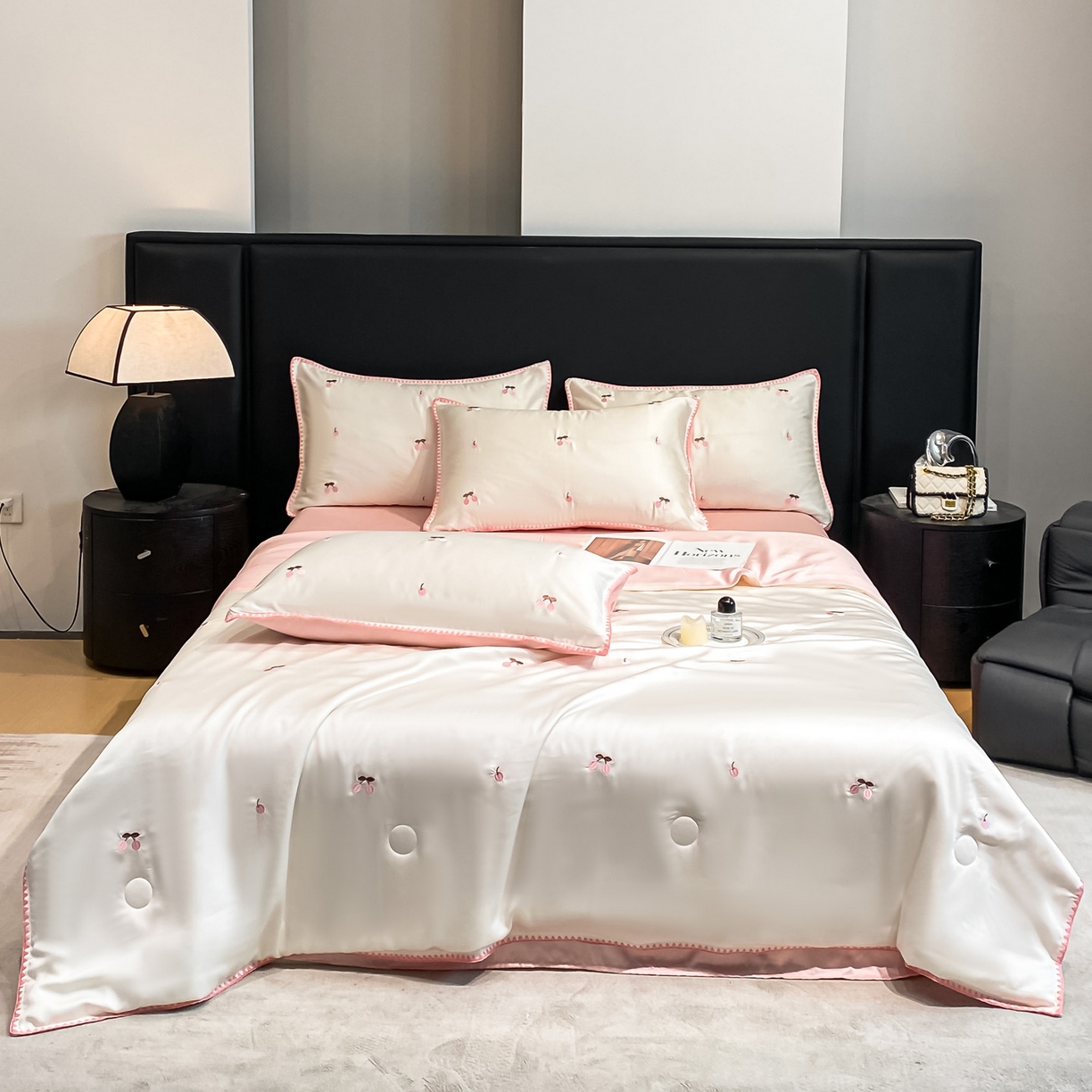 91家纺网 家纺一手货源 找家纺 如一 2026新款水洗冰丝刺绣三角针工艺夏被四件套 甜荔枝-白粉