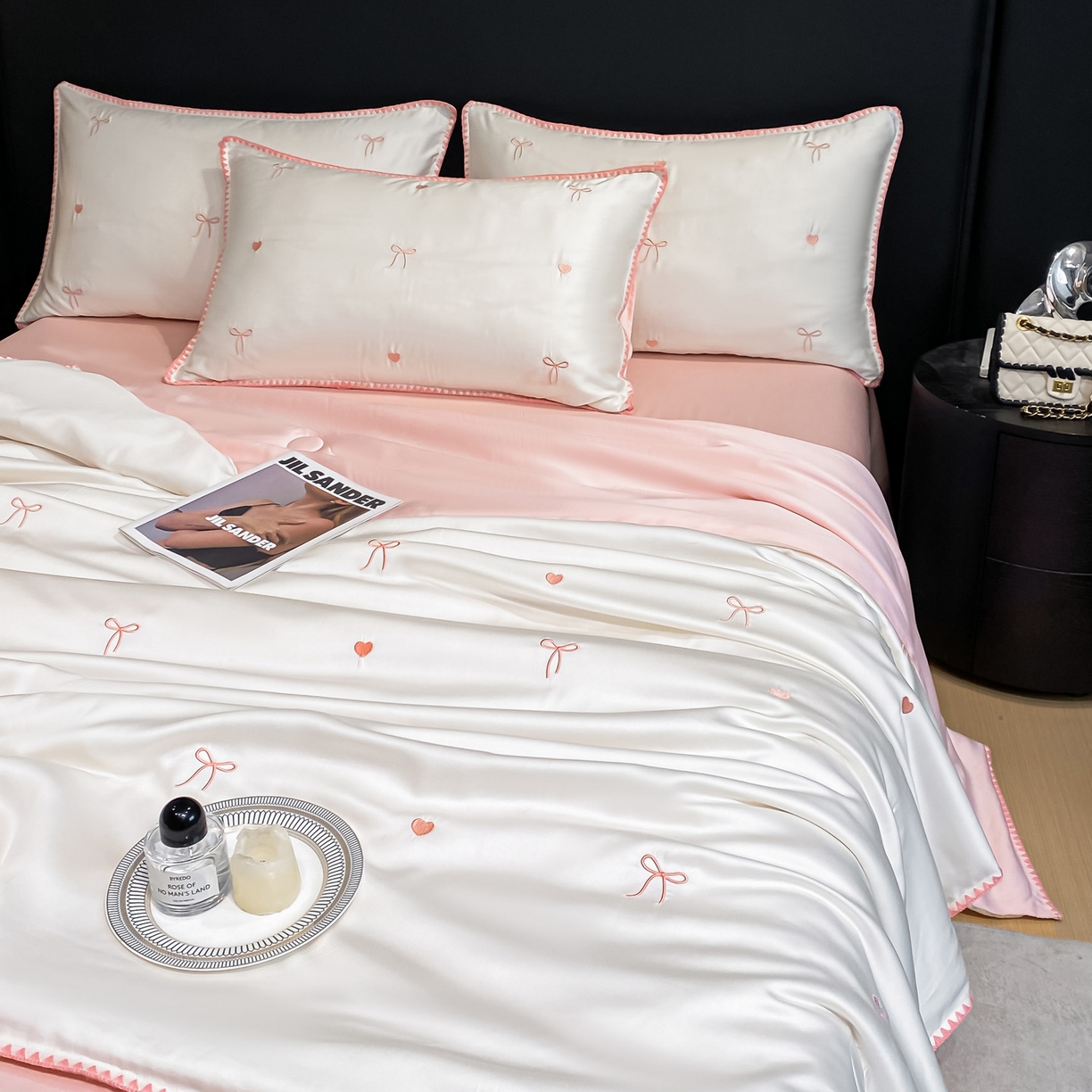 91家纺网 家纺一手货源 找家纺 如一 2026新款水洗冰丝刺绣三角针工艺夏被四件套 爱心结-白粉