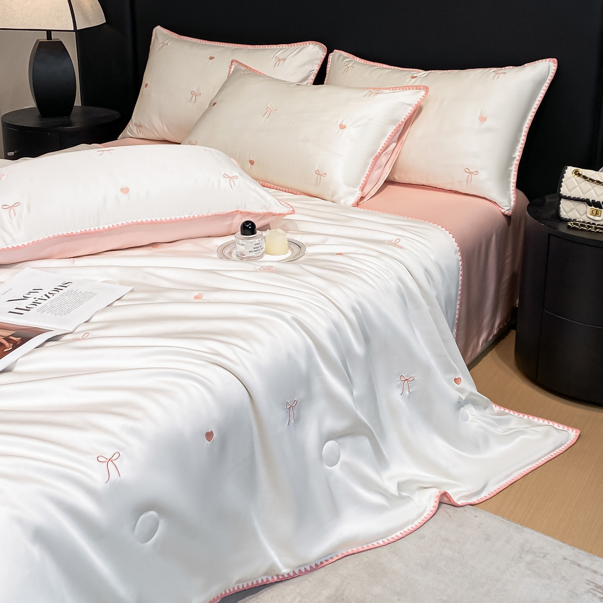 91家纺网 家纺一手货源 找家纺 如一 2026新款水洗冰丝刺绣三角针工艺夏被四件套 爱心结-白粉
