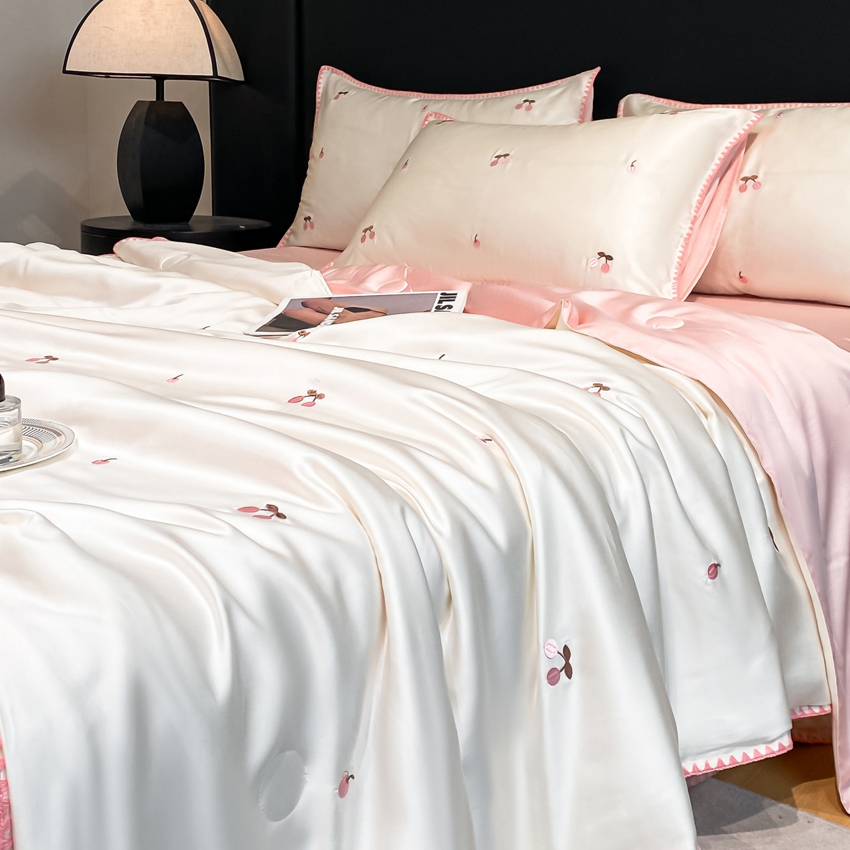 91家纺网 家纺一手货源 找家纺 如一 2026新款水洗冰丝刺绣三角针工艺夏被四件套 甜荔枝-白粉