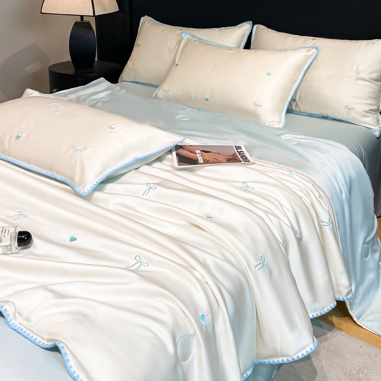 91家纺网 家纺一手货源 找家纺 如一 2026新款水洗冰丝刺绣三角针工艺夏被四件套 爱心结-白蓝