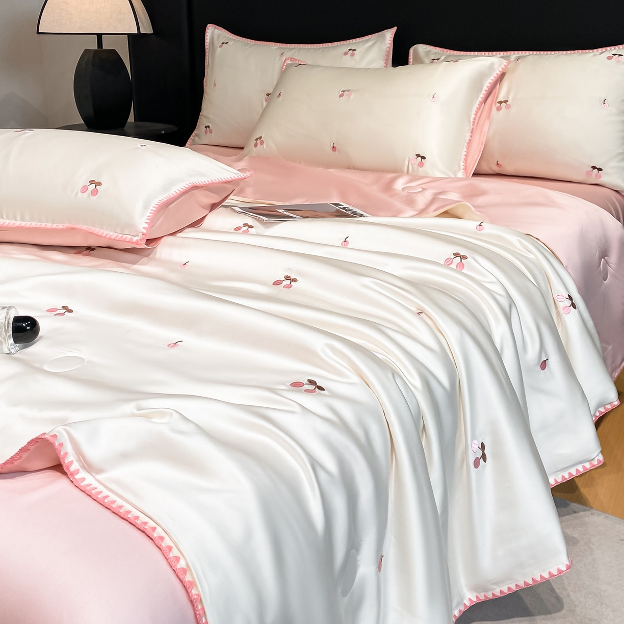 91家纺网 家纺一手货源 找家纺 如一 2026新款水洗冰丝刺绣三角针工艺夏被四件套 甜荔枝-白粉