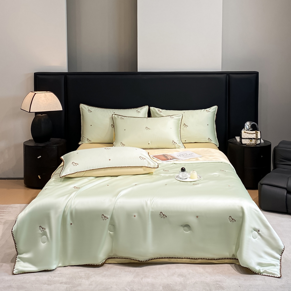 91家纺网 家纺一手货源 找家纺 如一 2026新款水洗冰丝刺绣三角针工艺夏被四件套 小马驹-绿米